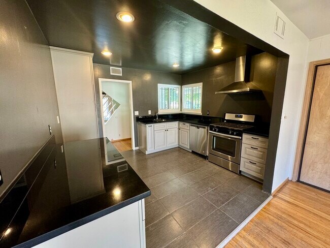 Building Photo - Updated 3 bed 2 bath single story home in ...