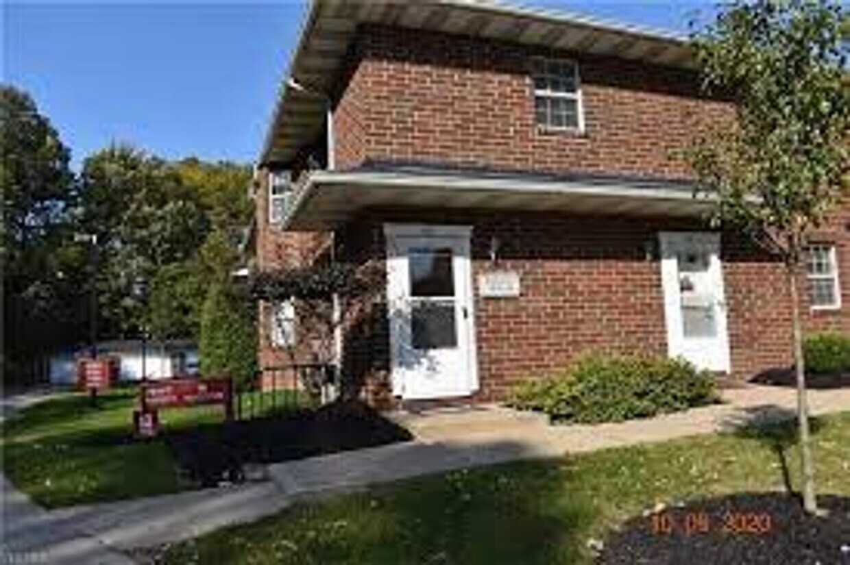 Primary Photo - 2 Bedroom, 2 Bath Broadview Heights