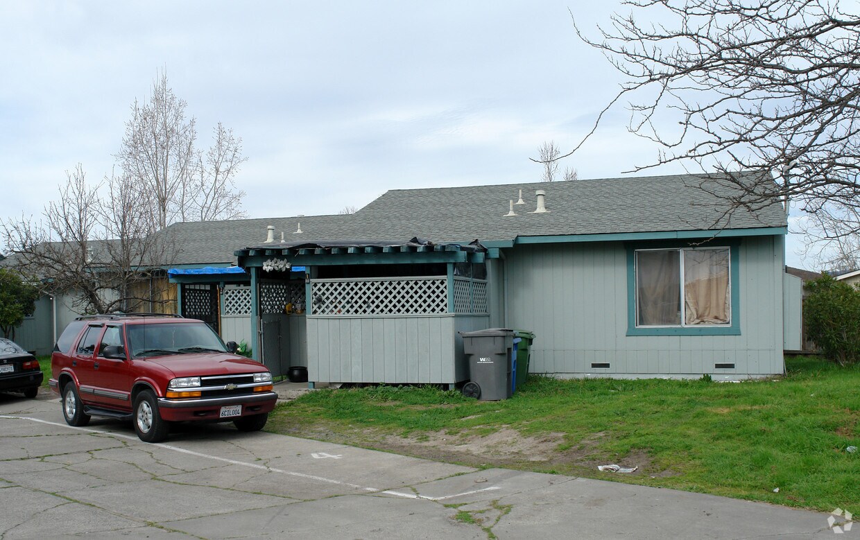 Building Photo - 1009 Aston Ave