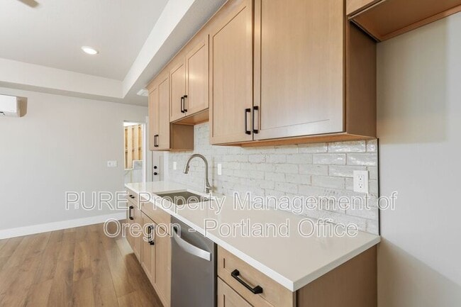 Building Photo - 2659 NE Justus Ave