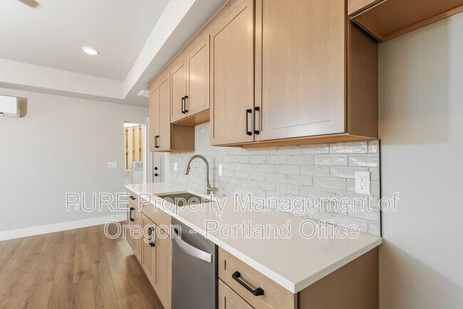 Foto del edificio - 2659 NE Justus Ave