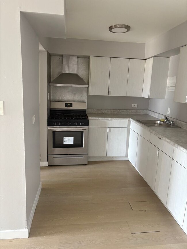 Building Photo - Updated 2 Bedroom | Private Balcony | On-Site Laundry