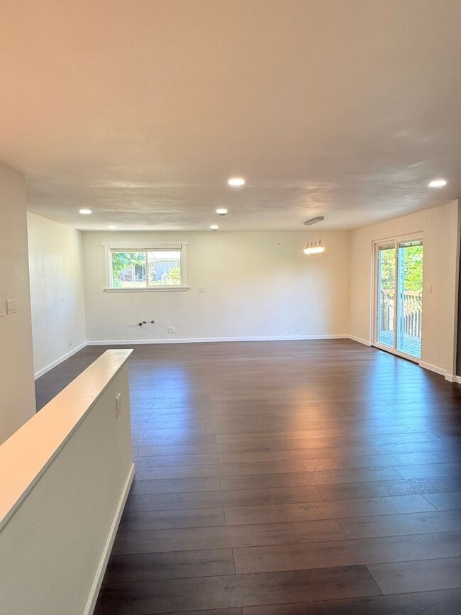 Building Photo - Beautifully Updated 5-Bedroom Home located in Redmond
