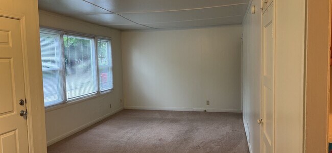 Building Photo - 3 BDRM Available August 2026;  Monthly ren...