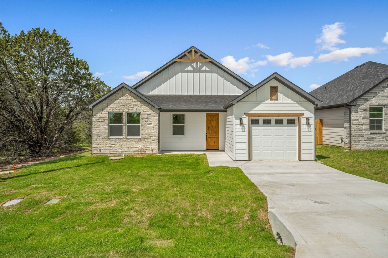 Foto principal - COMING SOON! 3/2 with high ceilings & GREA...