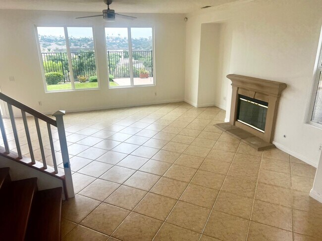 Foto del edificio - Stunning 4br + Den located on a view lot i...