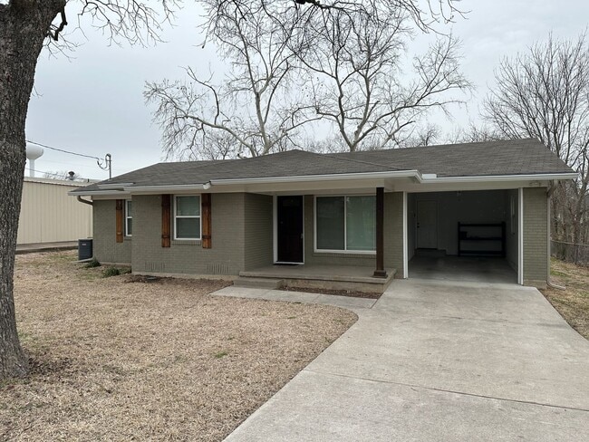 Building Photo - 3-Bedroom / 2-Bathroom House in Hewitt, Texas