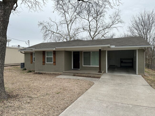 Foto del edificio - 3-Bedroom / 2-Bathroom House in Hewitt, Texas