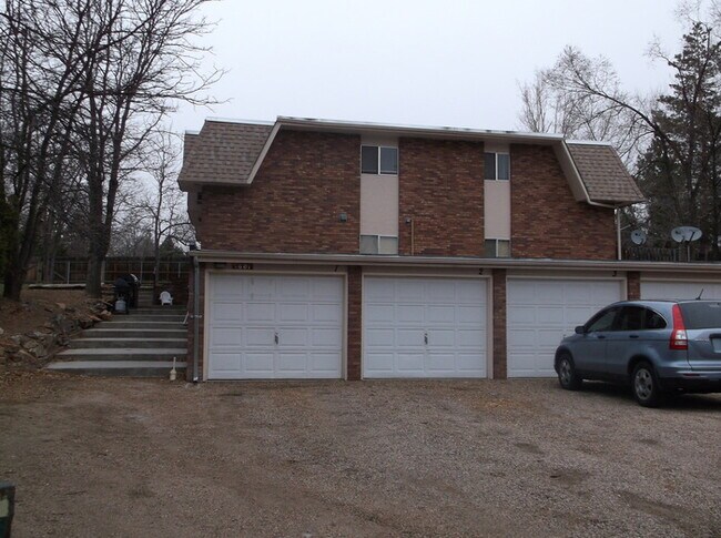 Foto del edificio - Great 2 bed 1 bath within 1 mile of CSU!
