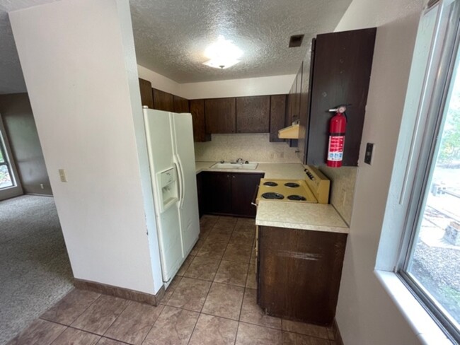 Building Photo - 69 1/2 N 200 W