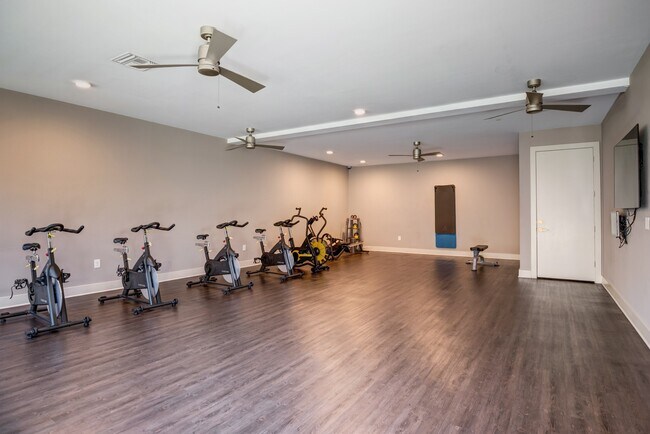 Estudio de yoga con bicicletas de spinning. - 2000 West Creek