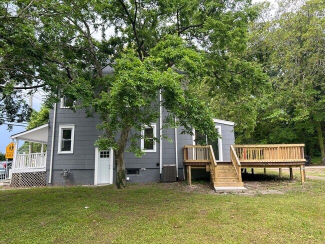 Building Photo - Available Now Recently Renovated 3 Bedroom...