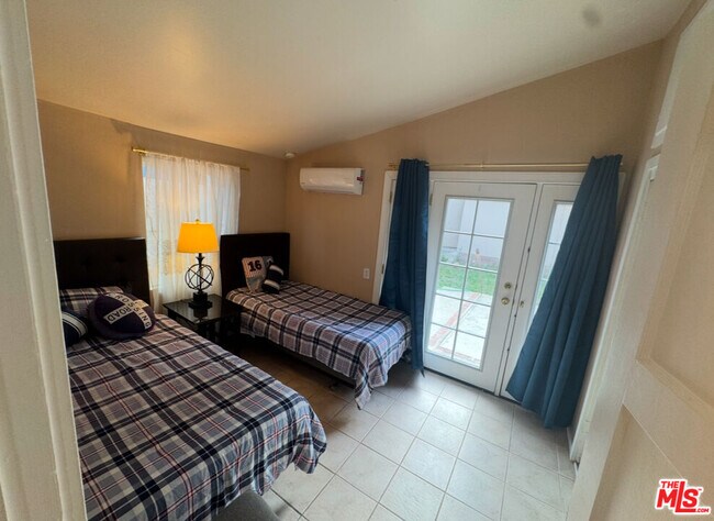 Foto del edificio - 12340 Moorpark St