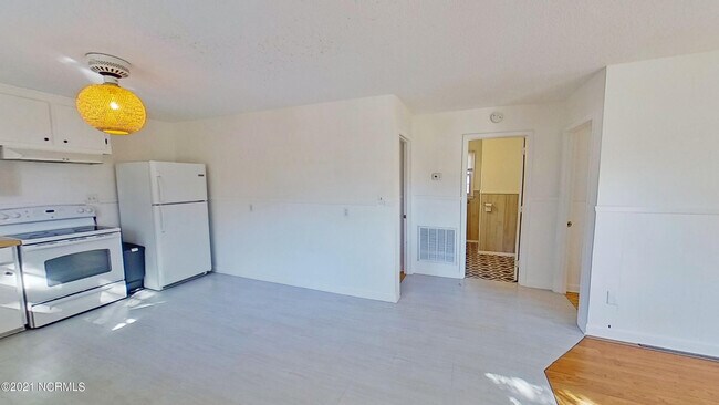 Building Photo - 806 Monroe Ave