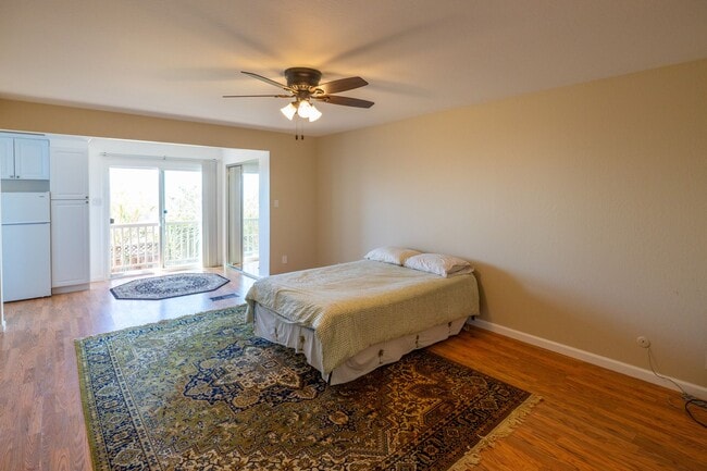 Building Photo - Studio with incredible views of the Bay!