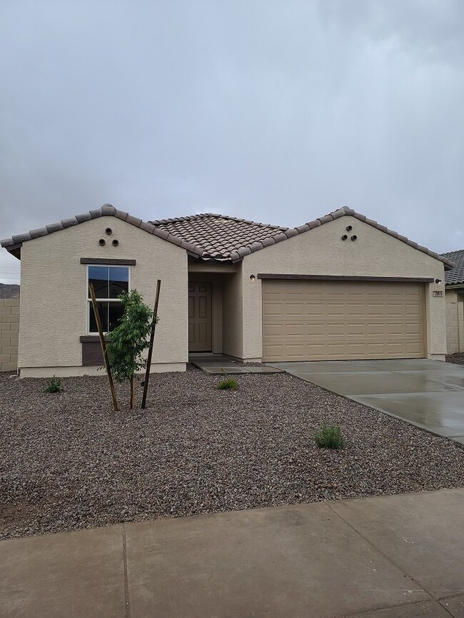 Building Photo - "Charming 4-Bedroom Oasis with 2 Full Bath...