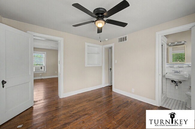 Building Photo - Spacious 2BR/2BA on the Bricks — Walk to Lucile's & the Cultural District