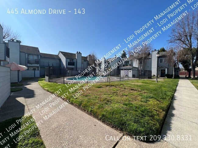 Foto del edificio - 445 Almond Dr