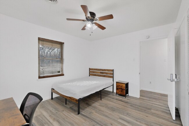 Building Photo - 404 Nottingham Dr