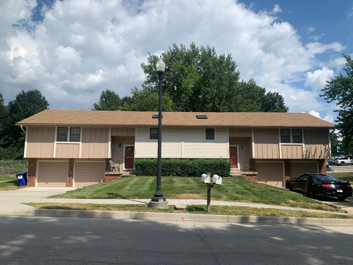 7035 N Holmes St Unit 7035, Gladstone, MO 64118 Apartments in