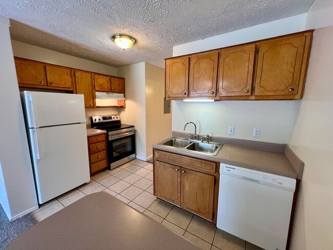Building Photo - 1BR 1BA Water Included - Venture Point Apartments A-6