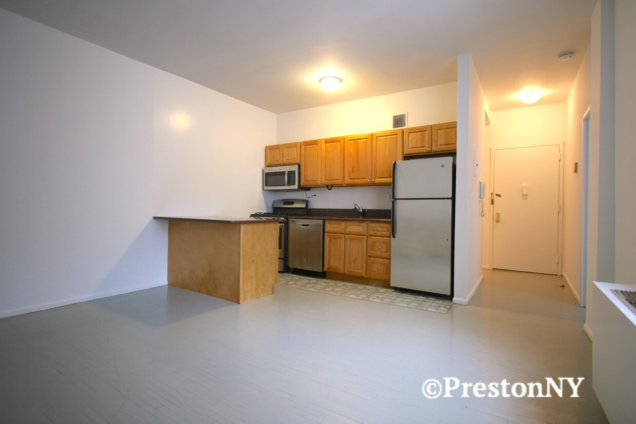Primary Photo - 121 E 12th St
