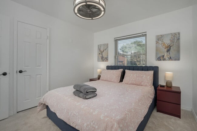 Foto del edificio - 7809 Claremont Dr