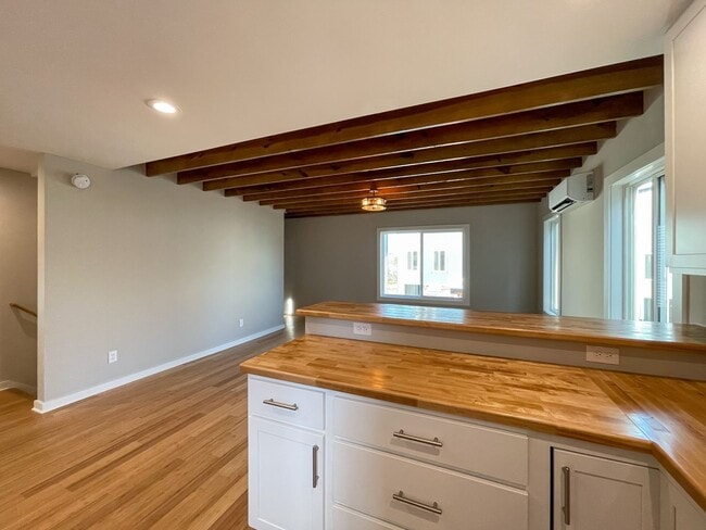 Building Photo - Beautiful Newer-Construction Cottage in So...