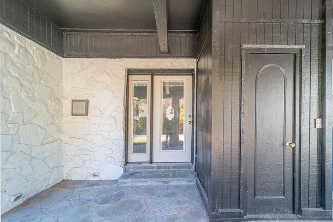 Foto del edificio - Opportunity Knocking with this HUGE home a...