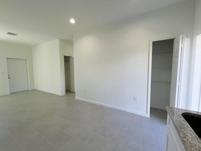 Foto del edificio - BRAND NEW 2/2/1- SW LEHIGH ACRES