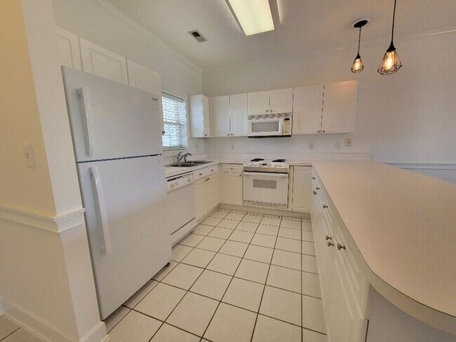 Building Photo - 8963 Meadow Vista Rd