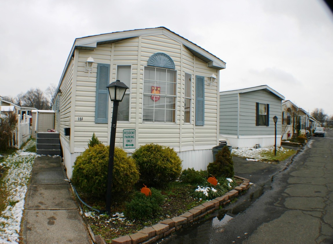 Primary Photo - 2701 Goethals Rd N