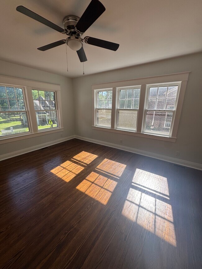 Sala de estar - 1333 Castlewood Ave