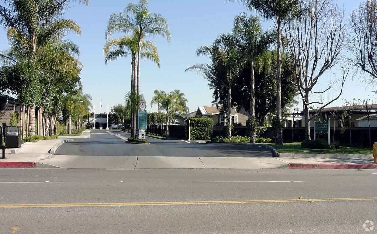 Lincoln Center Mobile Home Park Apartments in Cypress, CA