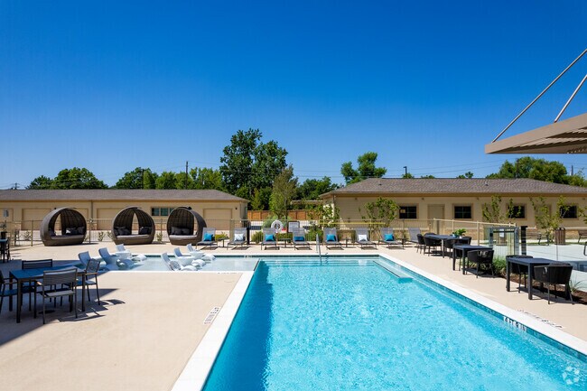 Piscina - Jovie Pflugerville