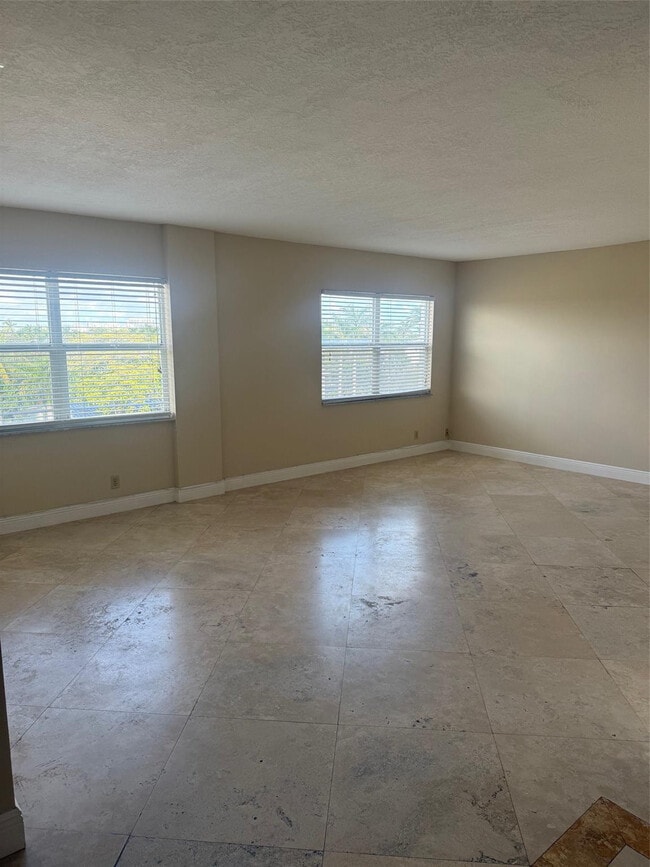 Foto del edificio - 2555 NE 11th St