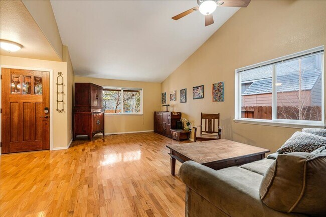 Building Photo - 3bed/2bath Furnished Mid-Term Single Level...