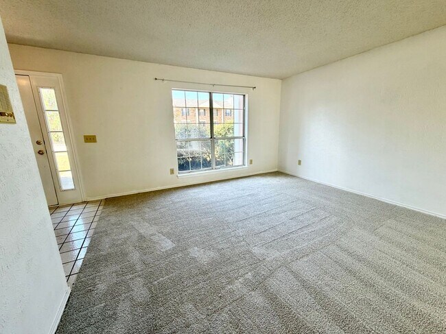 Building Photo - 2126 Country Dell Dr