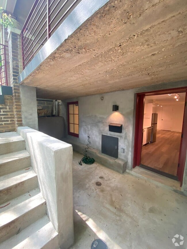 Building Photo - 1353 Taylor St NW