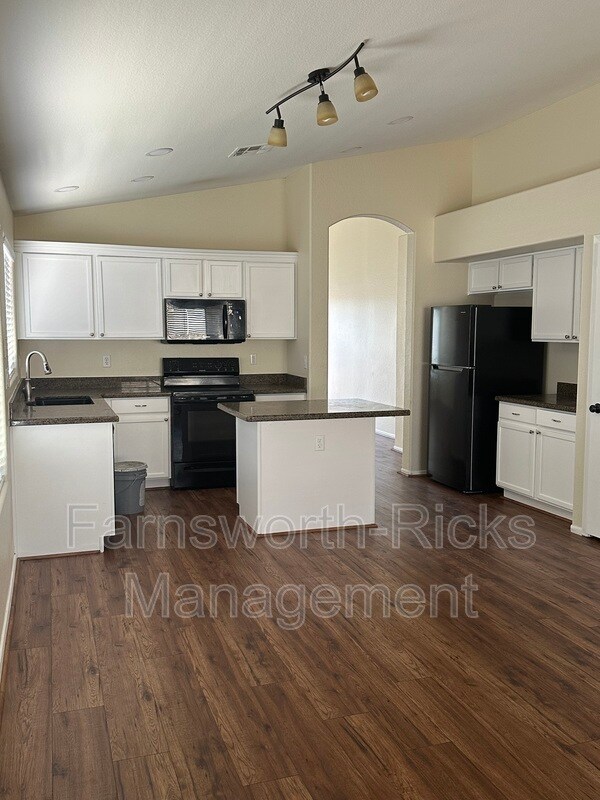 Building Photo - 5730 E Holmes Ave