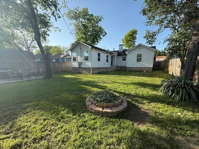 Foto del edificio - 4217 Curzon Ave
