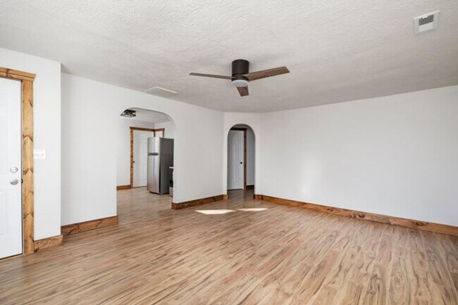 Building Photo - COMPLETELY REMODELED 3 Bedroom | 1 Bathroo...
