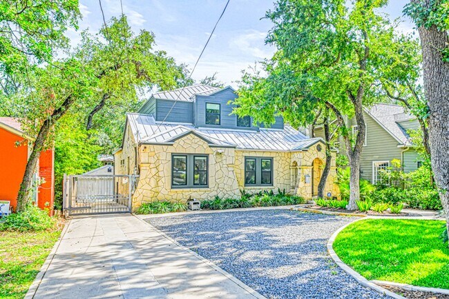 Foto del edificio - RENOVATED 5-BEDROOM HOME IN ALAMO HEIGHTS