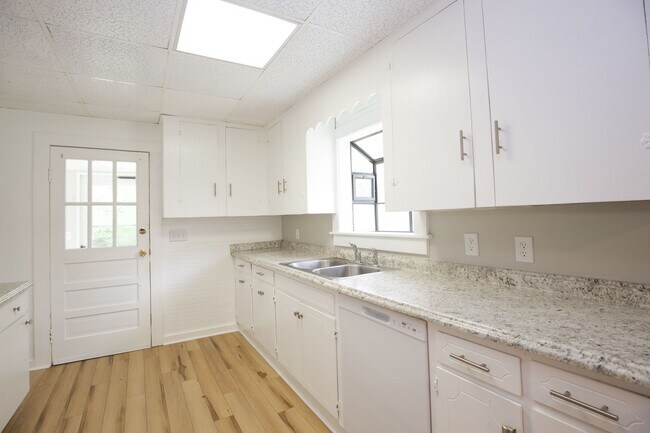 Building Photo - Welcome to our idyllic cottage retreat, wh...