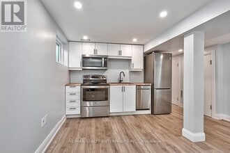 Building Photo - 2 Holmstead Ct