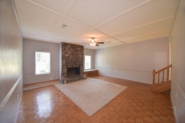 Building Photo - Bonus Room!