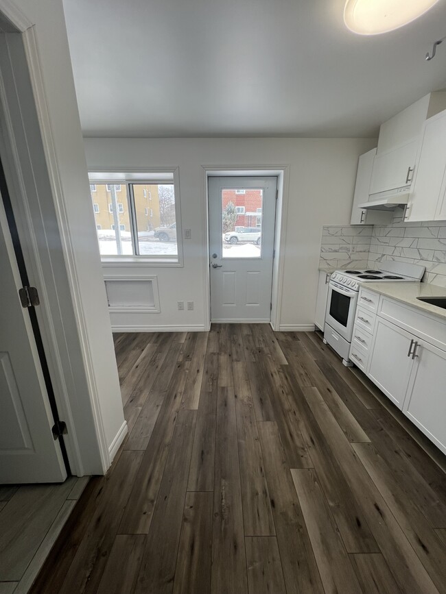 Building Photo - 630 Cummings Ave