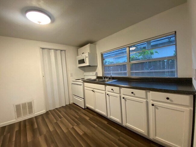 Foto del edificio - Charming 1 Bedroom Oasis with Sunroom in O...