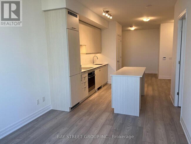 Building Photo - 36 Elm Dr W