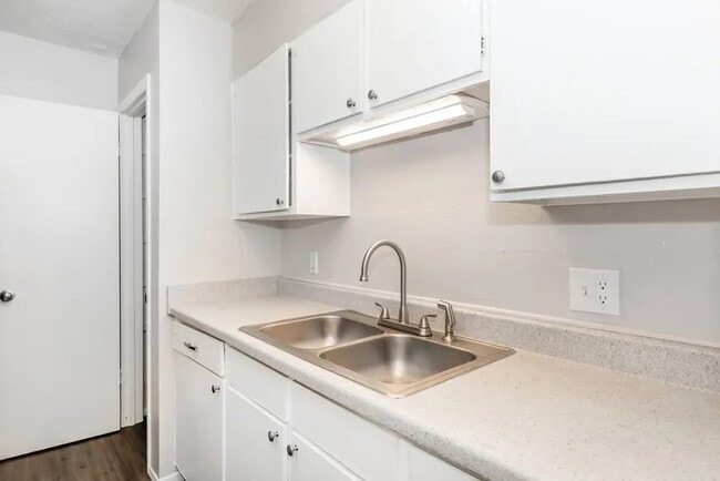 2x2 Kitchen - Scenic Pines Apartments